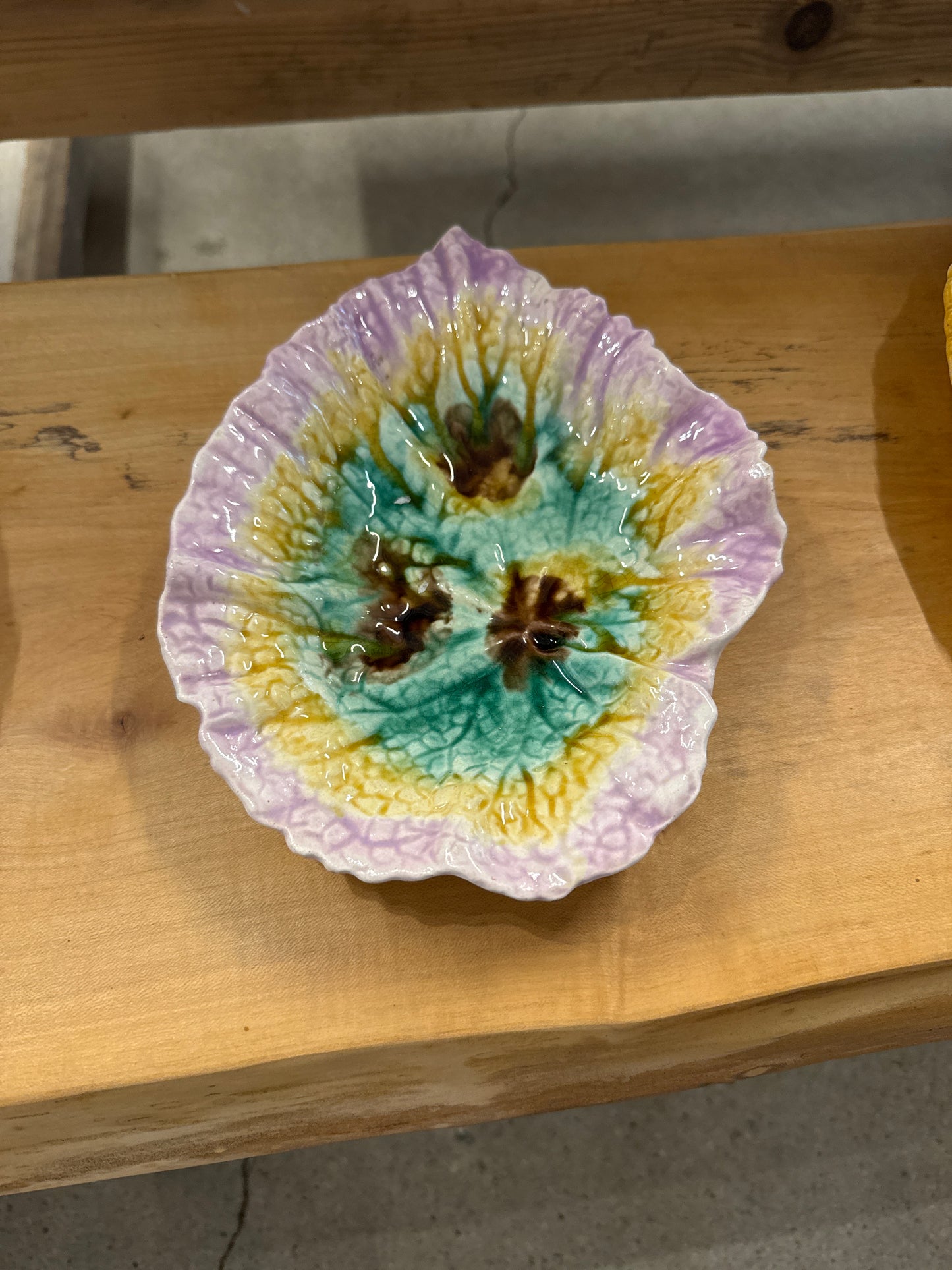 Majolica Begonia Leaf Shaped Small Dish